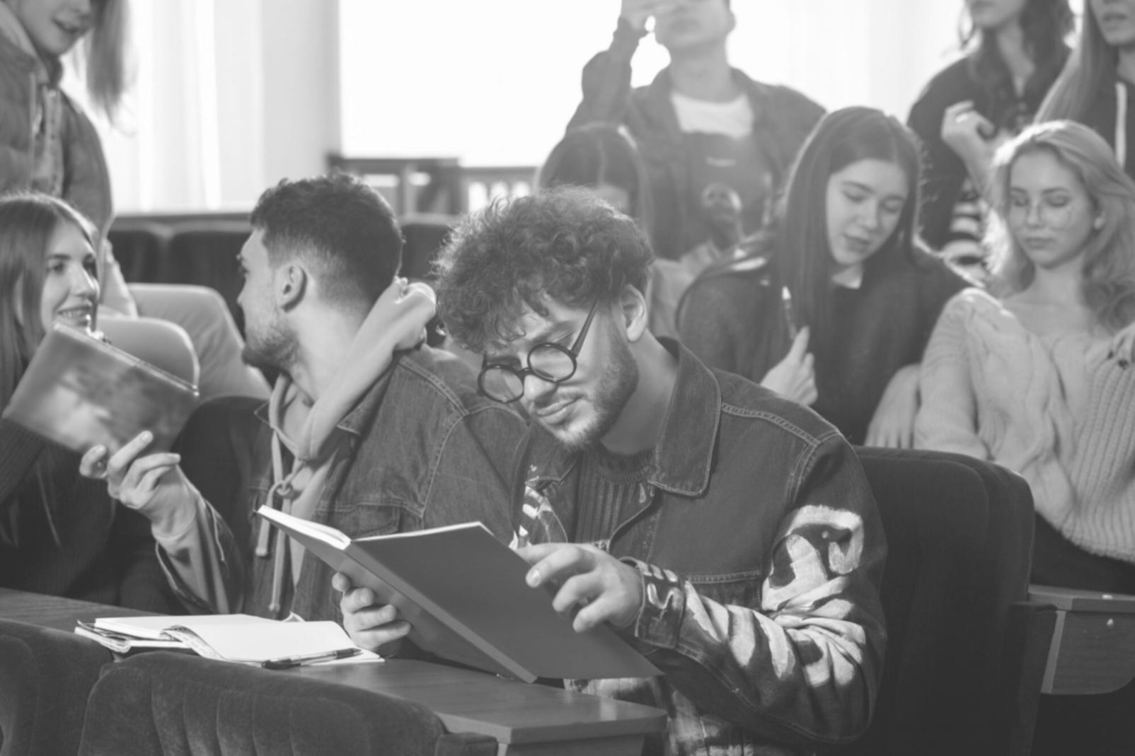 Analist financiar studiind grafice și rapoarte